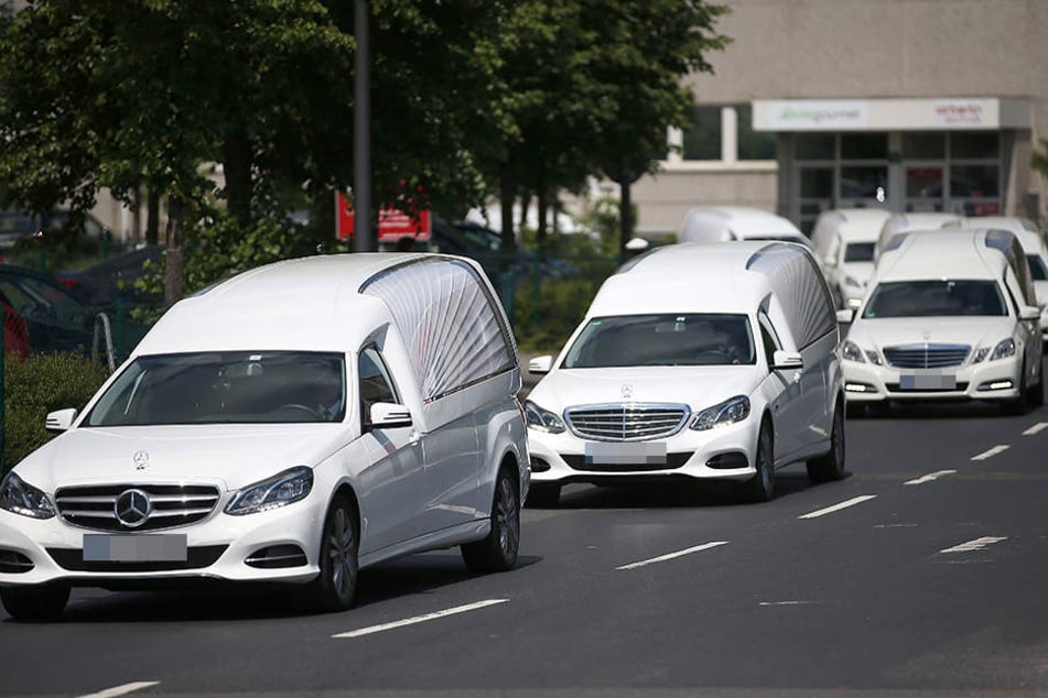 Am 3. Juni rollt eine etwas kuriose Leichenwagen-Demo durch Leipzig (Symbolbild).