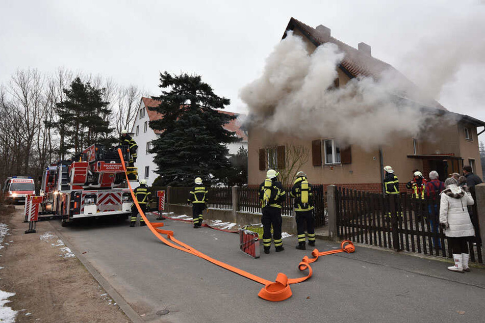 Feuerwehrleute versuchten das Feuer im Schlafzimmer zu löschen.