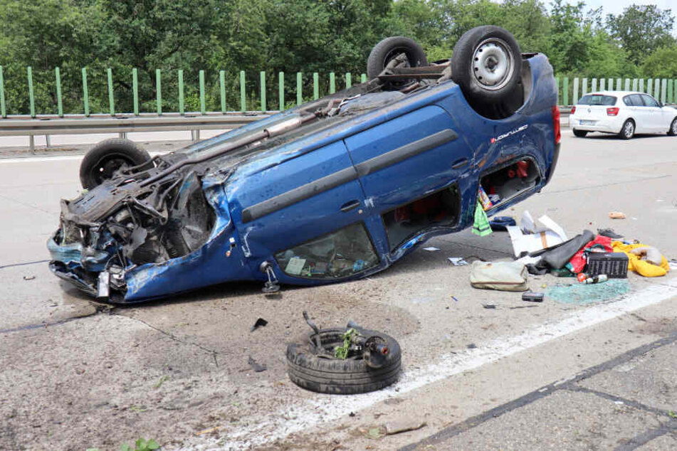 Das Auto überschlug sich und landete auf dem Dach.