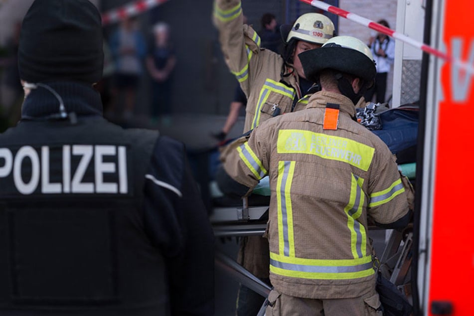 Die Notärzte versuchten vergebens das Mädchen zu reanimieren. Die Verletzungen waren zu schwer. (Bildmontage)