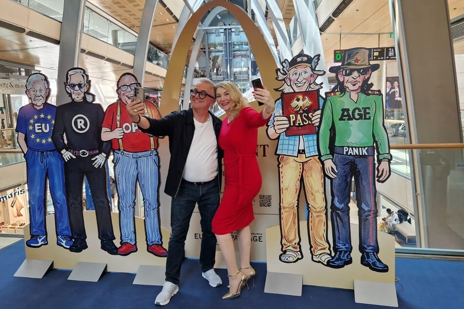 So geht ein Selfie mit seinen lebensgroßen Karikaturen: Künstler und Komiker Jörg Knör (66) macht es gemeinsam mit Schauspielerin Sandra Quadflieg (47) vor.
