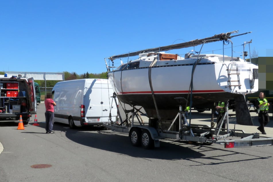Polizeikontrolle nach Bürgerbeschwerden im Erzgebirge: Transporter mit Segelboot unterwegs