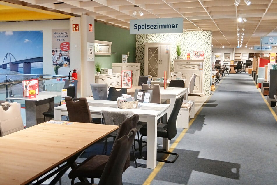 Im Abverkauf bei ROLLER in Oldenburg gibt's satte 50 Prozent Rabatt¹ auf viele Möbel.