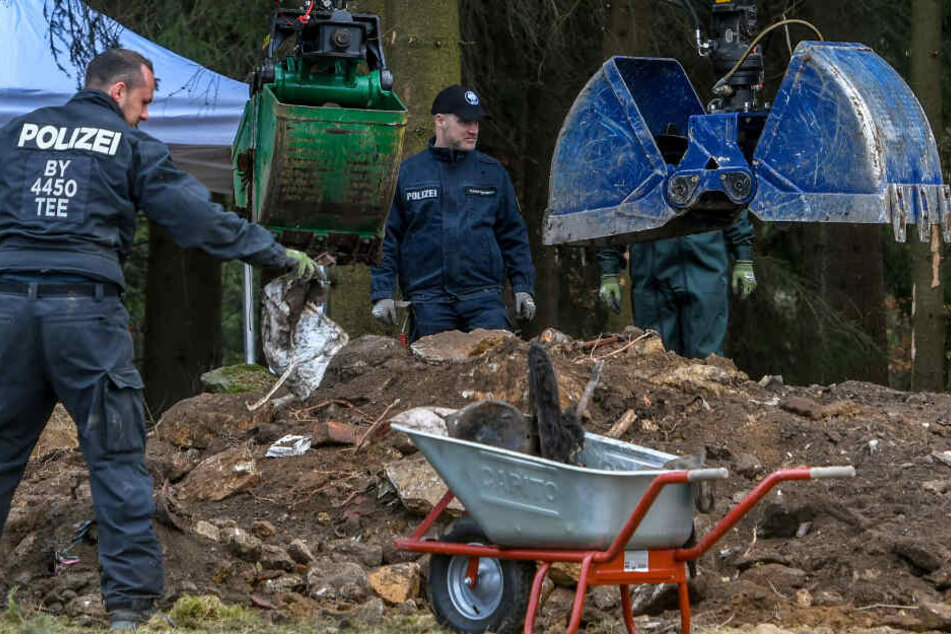 Einsatzkräfte der Polizei graben an einem möglichen Ablageort einer Mädchenleiche nahe Flossenbürg.