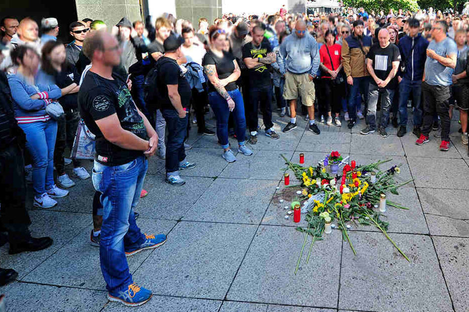 Am Sonntagnachmittag legten Trauernde am Tatort Blumen und Kerzen ab.