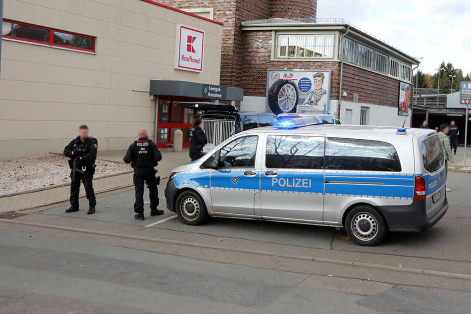 Bombendrohung gegen das Kaufland in Hohenstein-Ernstthal! Die Polizei ist schwer bewaffnet vor Ort.