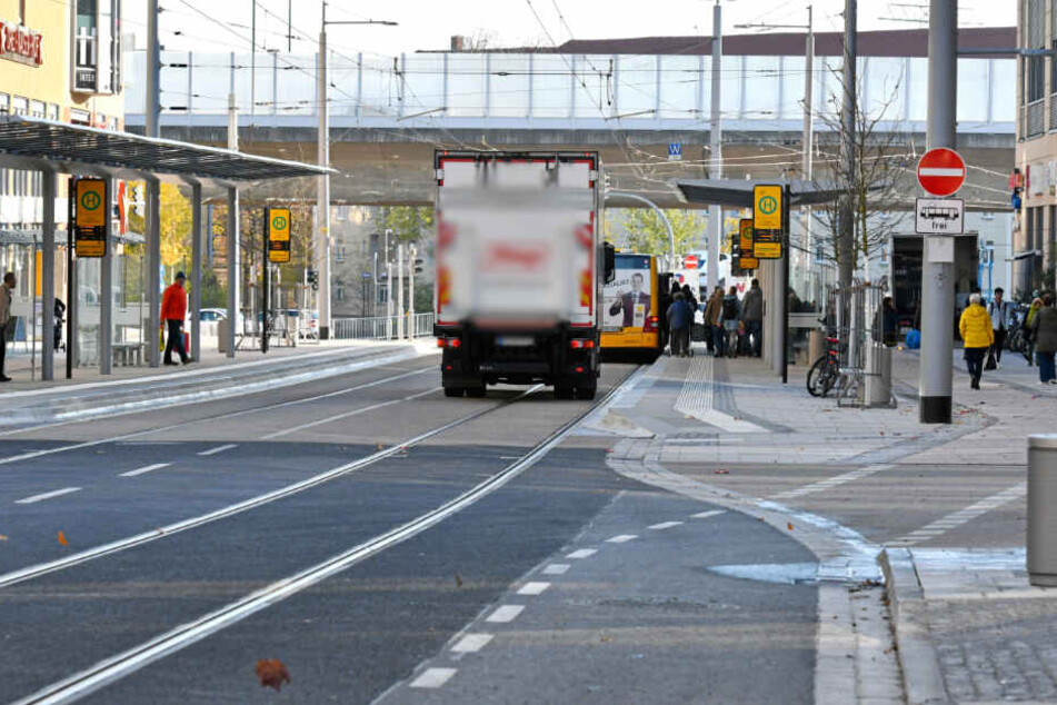 Eigentlich ist der Boulevard an der Kesselsdorfer autofrei. Teilweise sind dennoch Autos im Haltestellenbereich unterwegs.