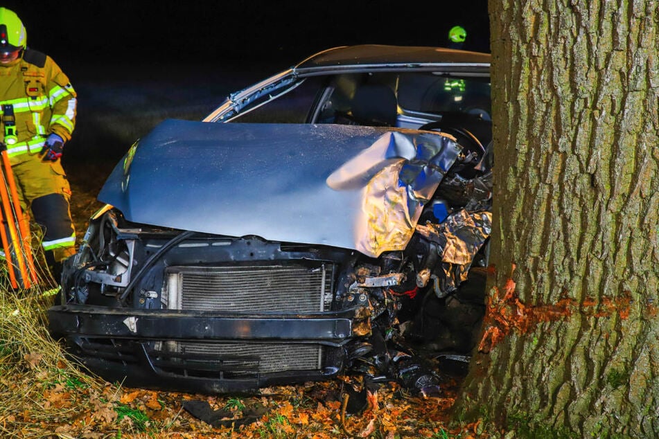 Die 21-Jährige ist mit ihrem VW von der Straße abgekommen und frontal gegen einen Baum gekracht.