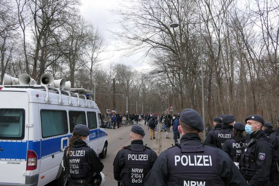 Die Polizei in der Waldstraße bat die Demonstranten, die Straße zu räumen.