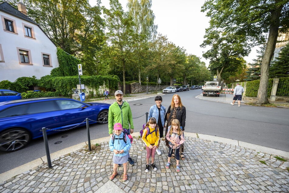 Machen sich Sorgen (v.l.): Martin Wengenmayr (34), Jennifer Hoppe (38) und Katrin Koczka (40) mit ihren Kindern Greta (6, v.l.), Milena (7) und Fine (6).