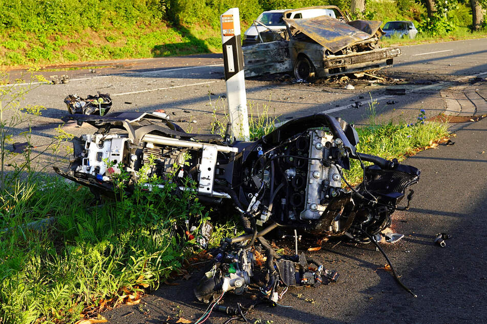 Schwerer Unfall am Rhein: Biker stirbt, Auto geht in Flammen auf