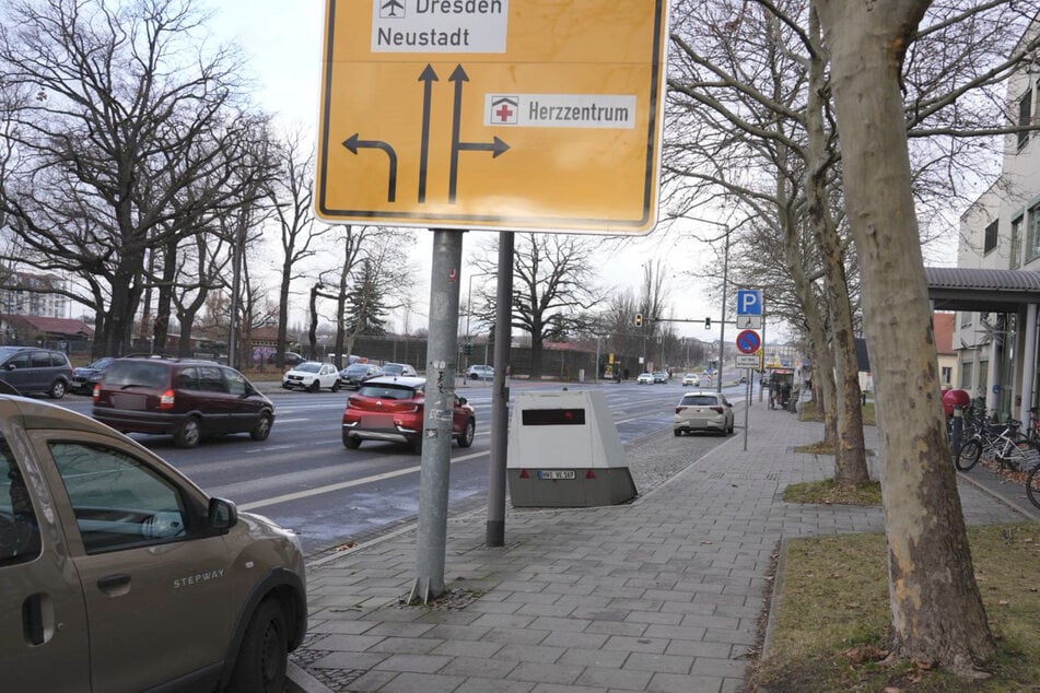 Es sieht aus, als würde der Superblitzer an der Stelle "nur" geparkt werden, doch das Gerät ist scharf geschaltet.