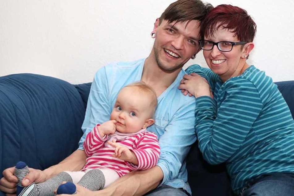 Jetzt ist das Glück komplett! Das ungleiche Paar mit Töchterchen Finja.