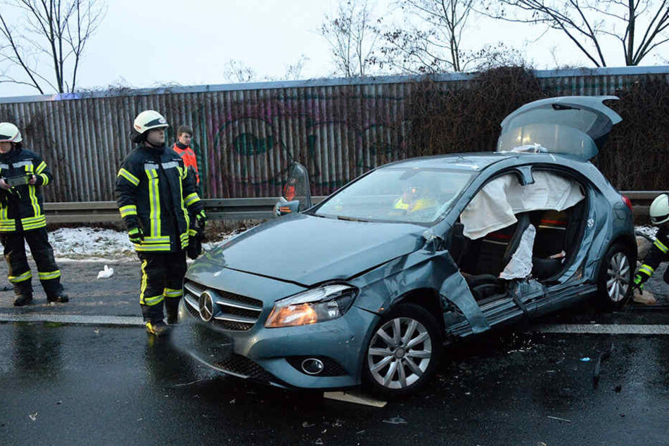 Zur Rettung des Mannes (29) wurde die B-Säule und die Türen auf der Fahrerseite entfernt.