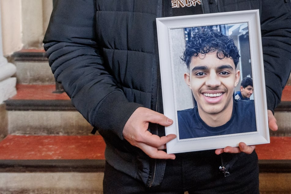 15-Jähriger stirbt bei Balkonsturz: Prozess beginnt mit stummer Anklage des Vaters