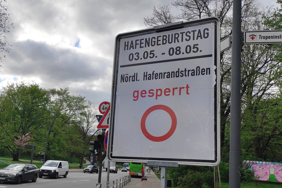 Noch fließt der Verkehr: Ein Schild weist an der Kreuzung Reeperbahn/Millerntorplatz/Helgoländer Allee auf die bevorstehende Sperrung zum Hamburger Hafengeburtstag hin.
