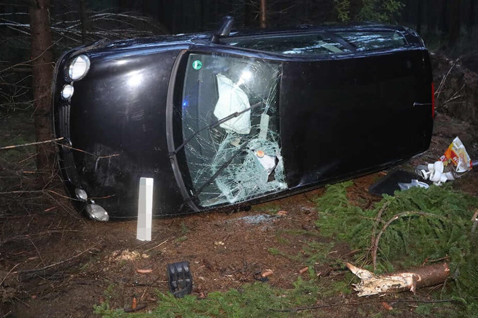 Die Frau hatte in einer Rechtskurve die Kontrolle über ihr Auto verloren. Wir wurde verletzt und musste ins Krankenhaus gebracht werden.