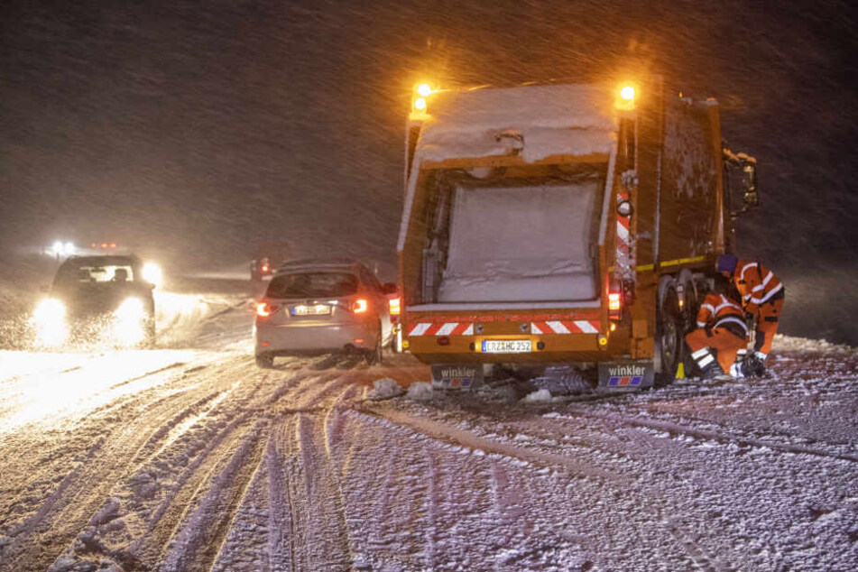 Im Erzgebirge sorgte der schnelle Wintereinbruch für Chaos auf den Straßen.