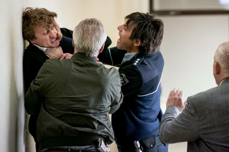 Thomas Theissen (Ronny Miersch) und Stefan Pohl (Max Simonischek) geraten aneinander. Beide verbindet mehr miteinander, als die Kommissare zunächst ahnen.