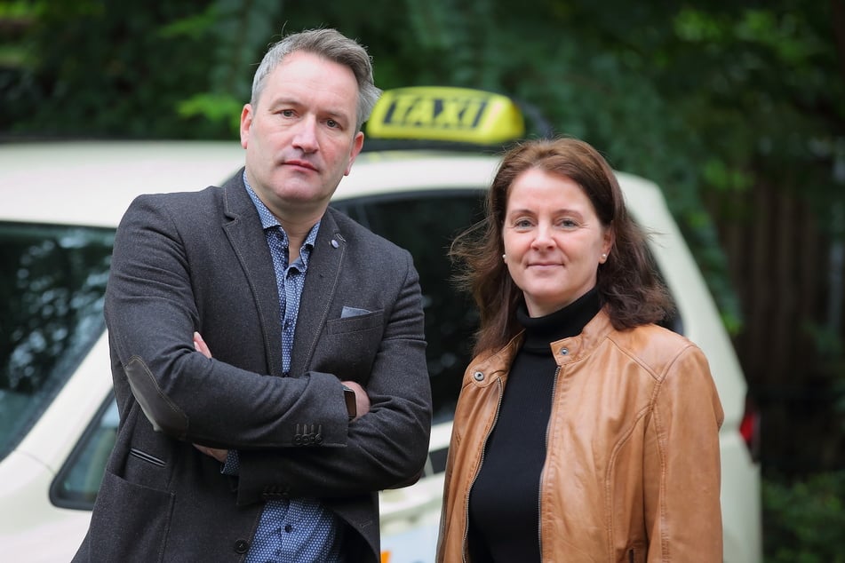 Die Chefs der Dresdner Taxigenossenschaft, Anja Zimmermann (48) und Jan Kepper (46), suchen dringend Fahrer.