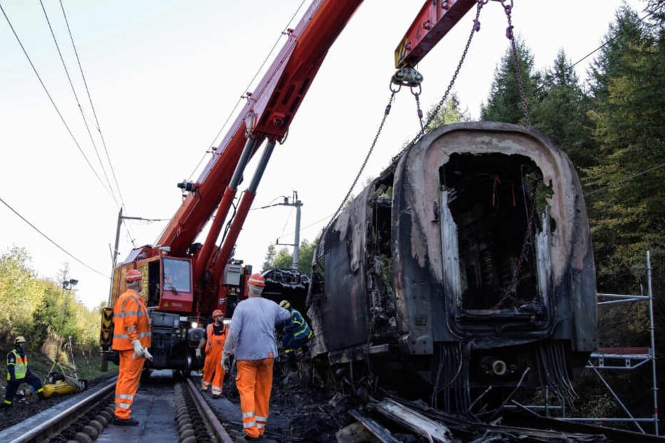 Ein Kran und ein Gerätewagen stehen für den Abtransport des betroffenen Zuges bereit.