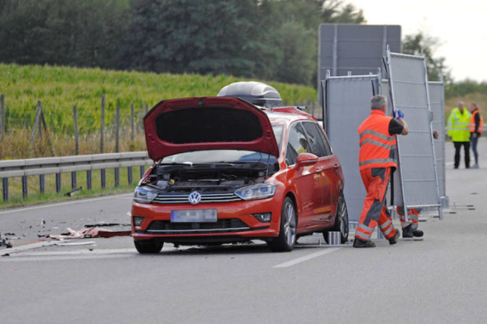 In diesem roten VW Golf starben eine 63-Jährige und ihre Enkeltochter (13).