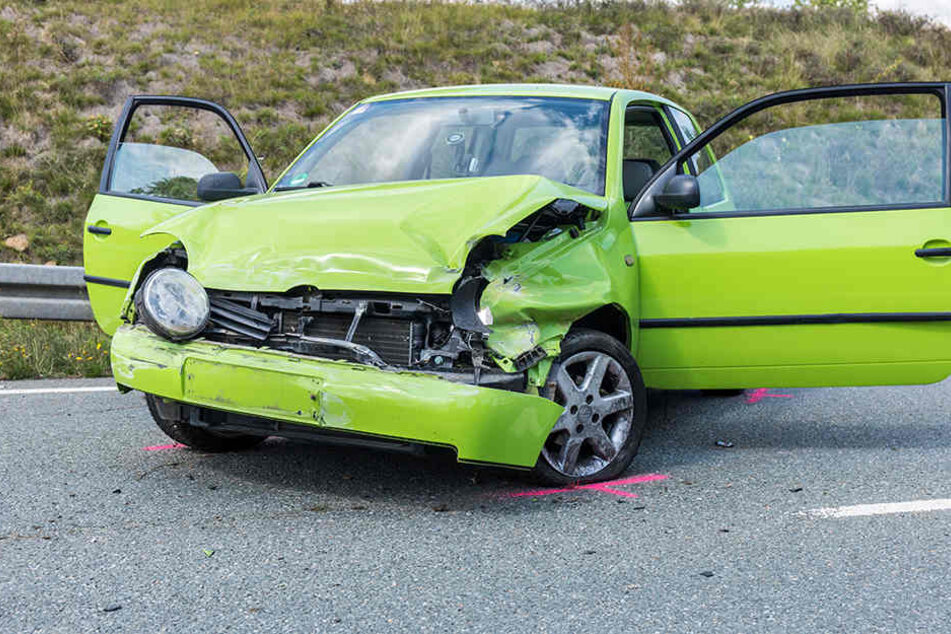 Der VW war auf der B174 ins Schleudern geraten und erst auf der Gegenfahrbahn zum Stehen gekommen.