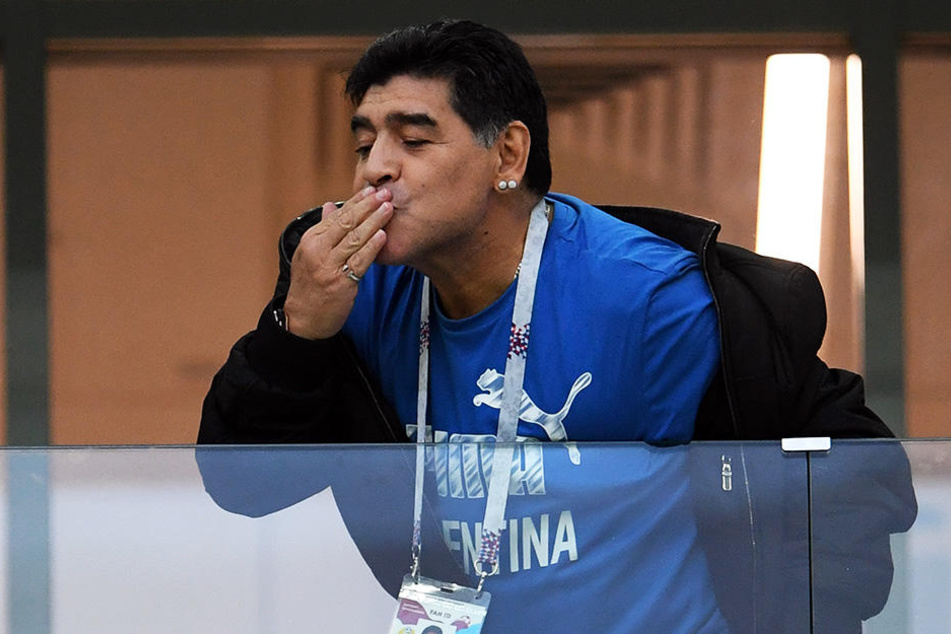 Ein Küsschen für die argentinischen Fans und Spieler? Diego Armando Maradona möchte wieder argentinischer Nationaltrainer werden.