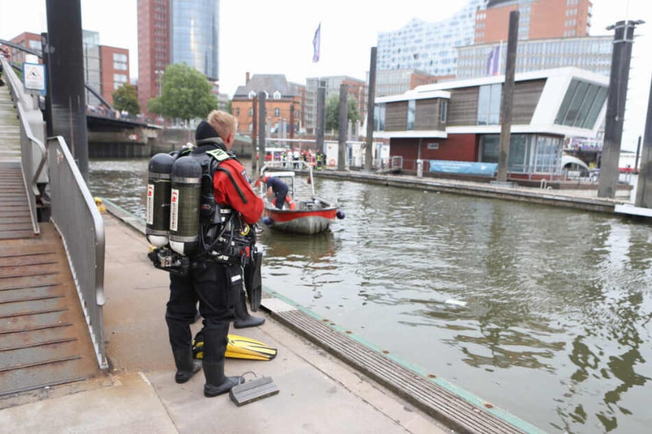Ein Taucher wartet an der Elbe auf seinen Einsatz.