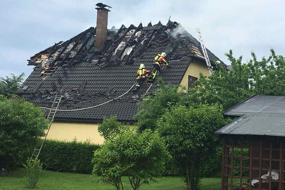 Mit Drehleitern kamen die Feuerwehrleute auf das Dach.