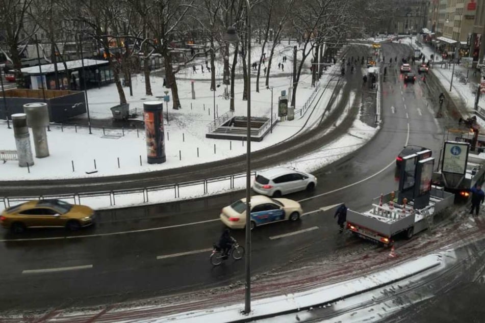 Am Donnerstagmorgen lag etwas Schnee in Köln, der während des Tages taut.