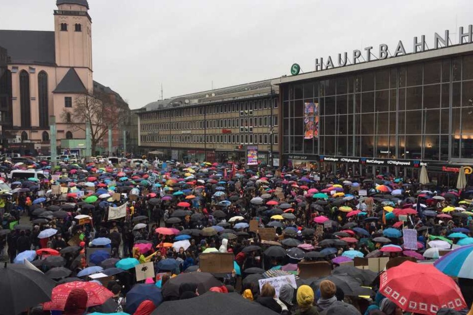 Hunderte Jugendliche versammelten sich am Freitag am Kölner Hauptbahnhof.