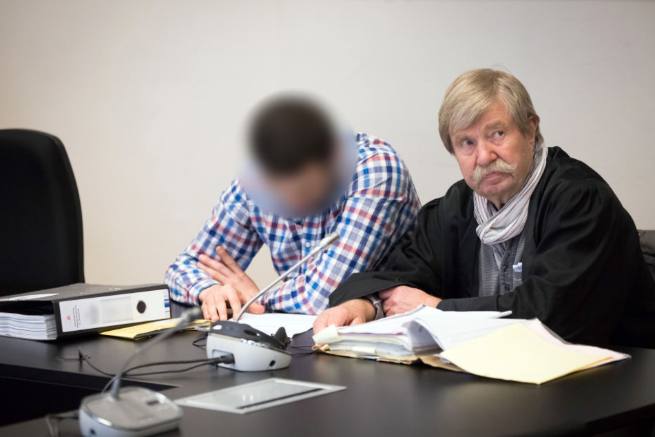 Der Angeklagte (l) mit seinem Anwalt vor Gericht. (Archivbild.)