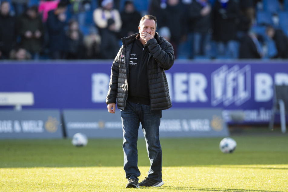 Au Backe! Dynamos neuer Trainer Markus Kauczinski wirkte nach dem desaströsen Auftritt in Osnabrück konsterniert.