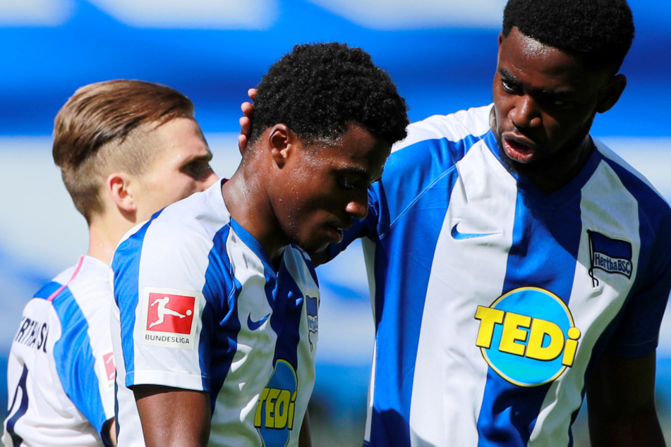 Jordan Torunarigha (r.) gratuliert Javairo Dilrosun zu seinem Treffer zum 1:0.