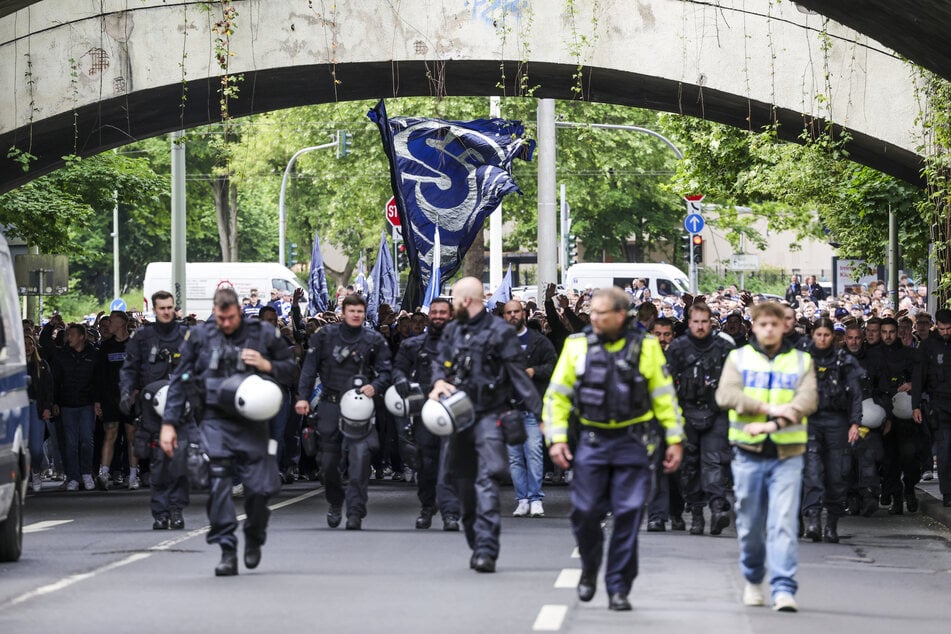 Ganz Duisburg freut sich auf das Pokalfinale gegen den ewigen Rivalen aus Essen. Das Stadion ist mit mehr als 27.000 Fans ausverkauft.