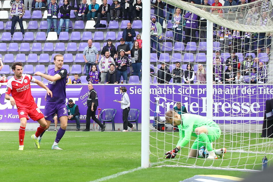 Bielefelds Keeper Jonas Kersken (23, r.) bekam den Kopfball von Erik Majetschak (24, nicht im Bild) erst weiter hinter der Torlinie zu fassen. Der Treffer fand keine Anerkennung.
