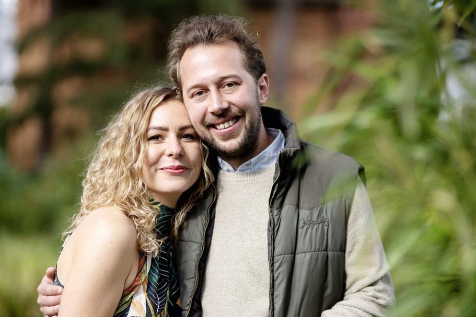 Milchbauer Arne (31) und Hofdame Antje (33) lernten sich 2022 in der 18. Staffel von "Bauer sucht Frau" kennen und lieben.