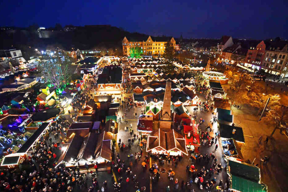 Tausende Lichter leuchten auf dem Erfurter Weihnachtsmarkt am Tage der Eröffnung im vergangenen Jahr.
