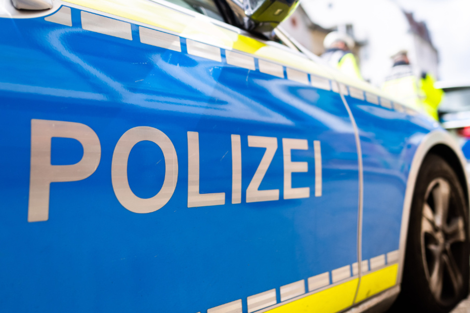 Die Polizei nahm in der Nacht zum heutigen Samstag in Berlin-Waidmannslust einen 16-Jährigen und einen 20-Jährigen fest, die im Verdacht stehen, in eine Tankstelle eingebrochen zu sein. (Symbolbild)