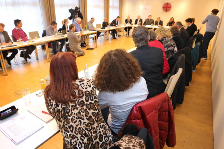 Missbrauchsopfer sitzen bei einer Pressekonferenz.