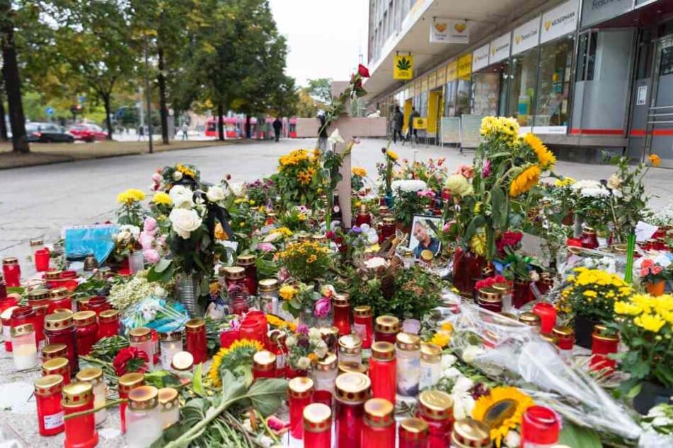 Blumen und Kerzen am Tatort in Chemnitz.