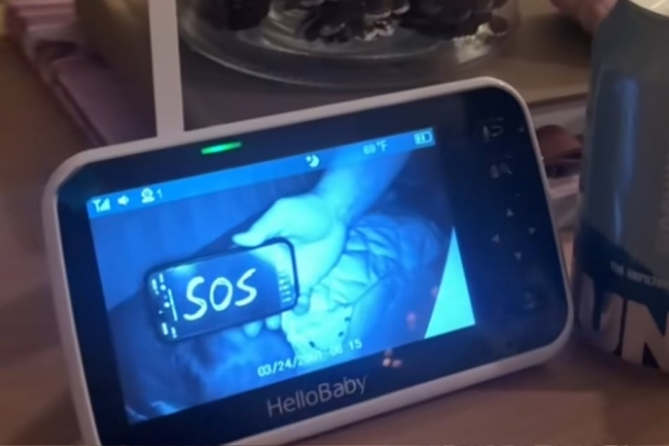 "SOS" meldet Papa aus dem Kinderzimmer.