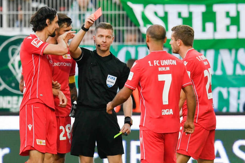 Tobias Welz zeigt Neven Subotiv die Rote Karte.