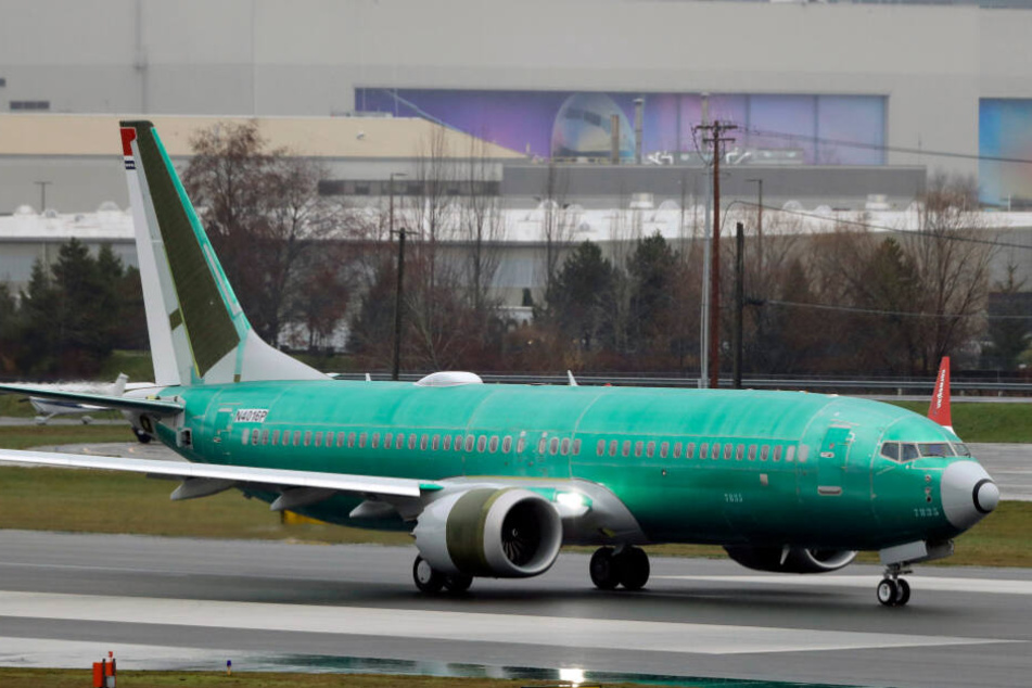 Der angeschlagene US-Luftfahrtkonzern Boeing hat erst im Dezember ein neues Software-Problem bei dem mit Flugverboten belegten Krisenjet 737 Max gefunden.