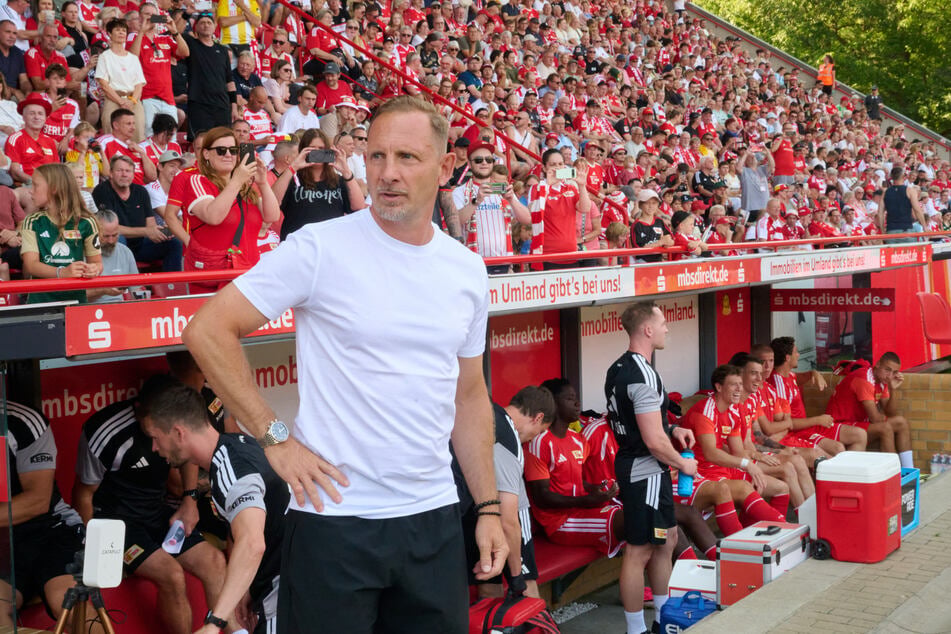 Cheftrainer Mauro Lustrinelli (50) kommt auf den Platz.