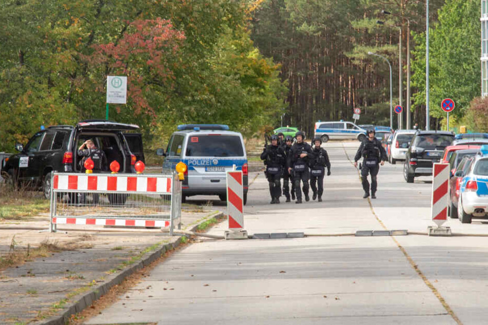 Bis in die Abendstunden wurde die Schule untersucht - ohne Erfolg.