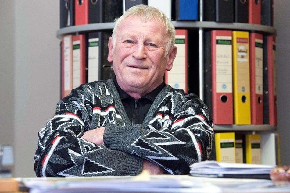 Crossen Ortsvorsteher Stefan Kramer (71, CDU) kämpft für seinen Stadtteil und ist auf der Suche nach neuen Partnern für Sparkasse und Post.
