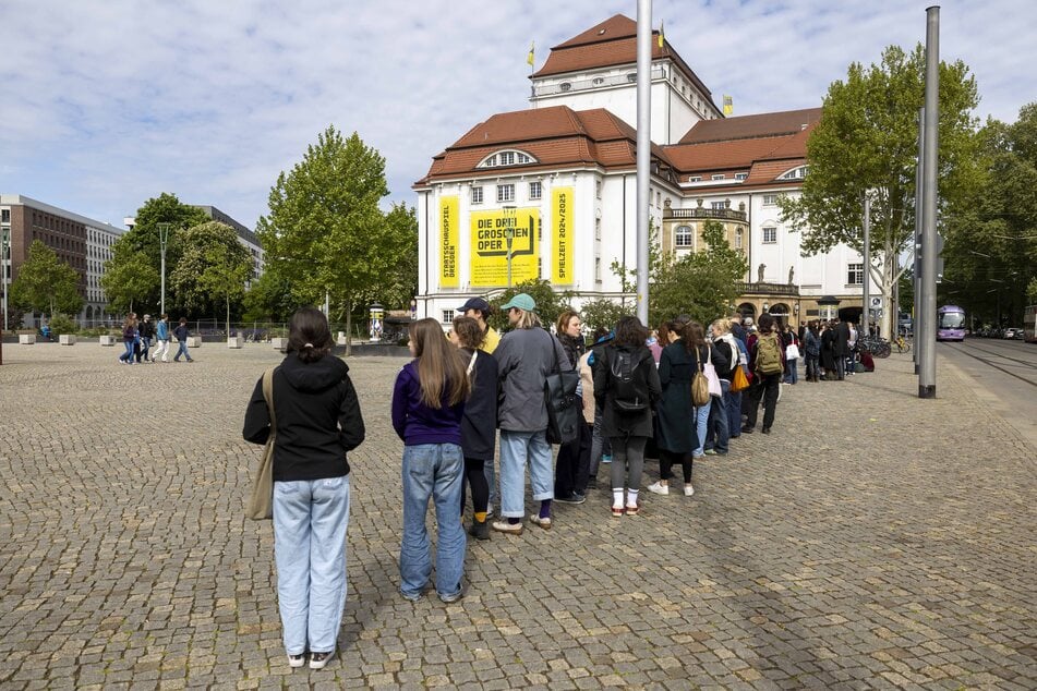Riesen-Andrang wegen Kostümverkauf: Auf dem Postplatz mussten Interessierte in einer langen Schlange ausharren.