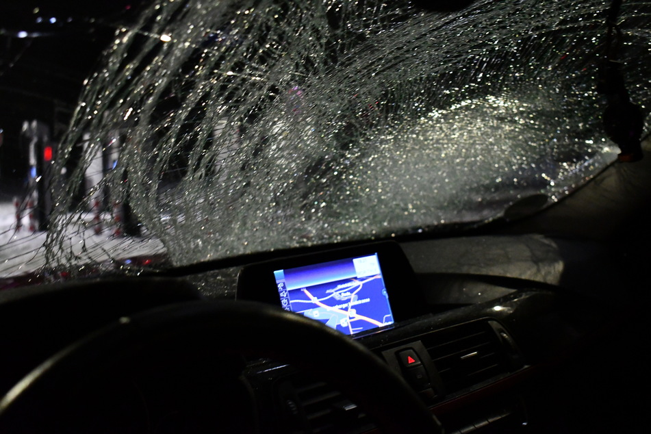 Das Glas zerstört: Die Scholle krachte auf die Frontscheibe eines BMWs.